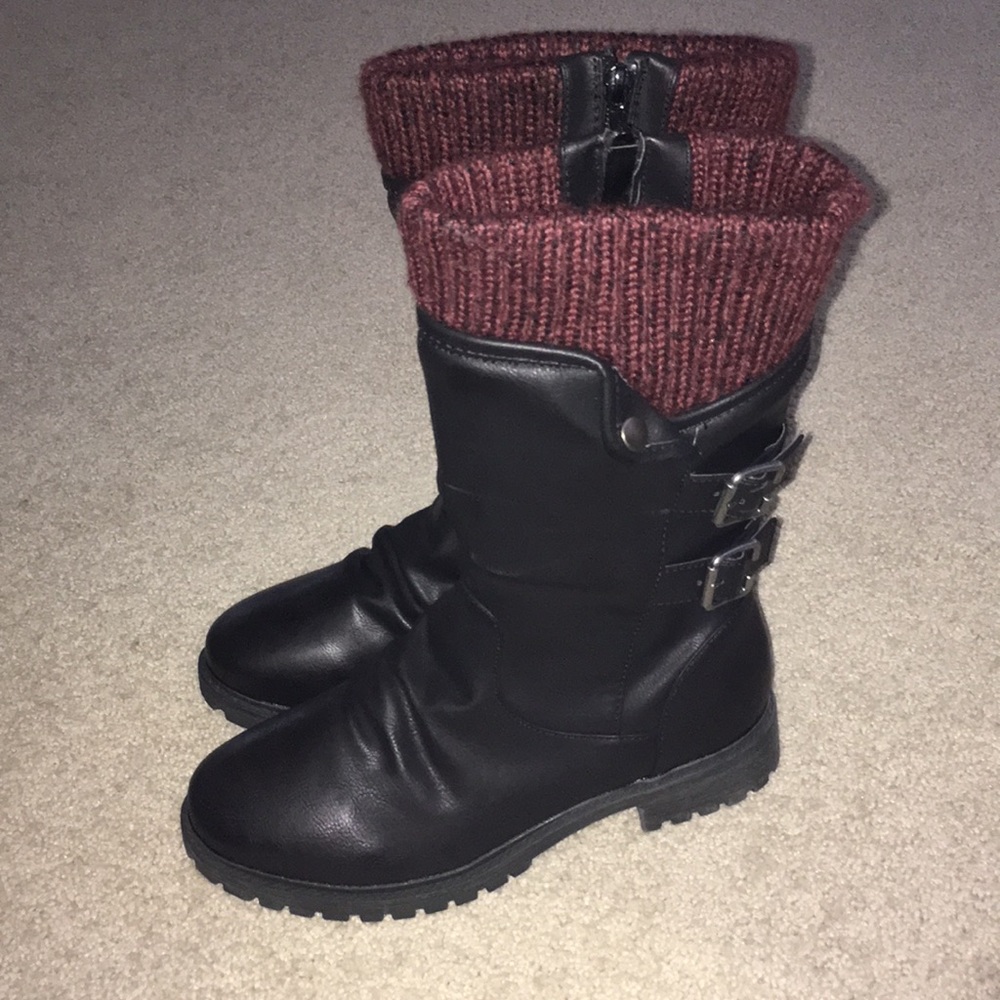 Women’s boots, size 8, brand new.